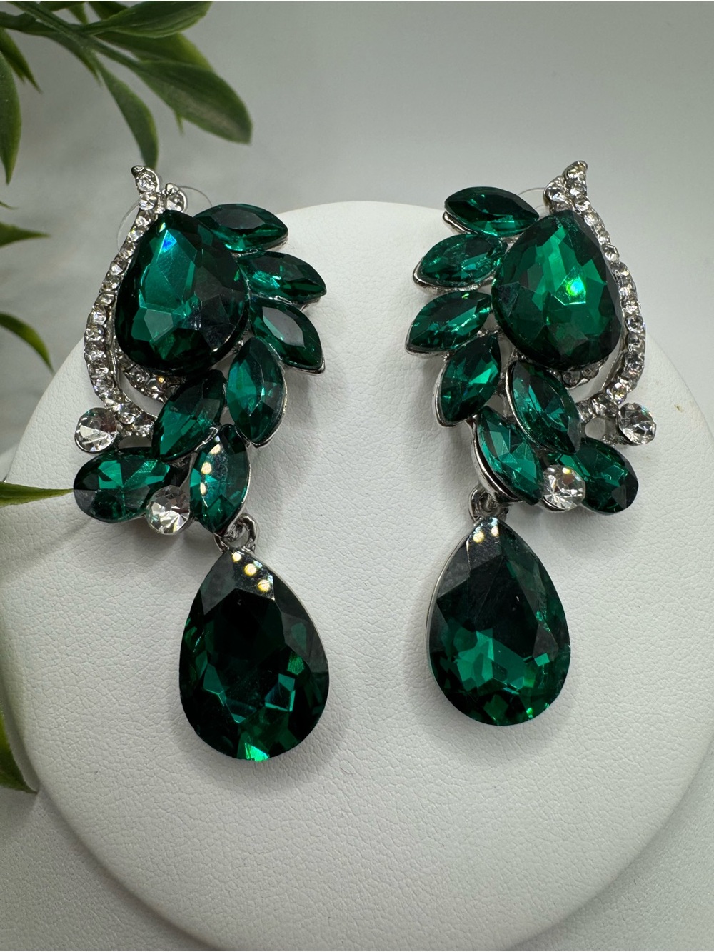 Modern statement jewelry set, green and clear glass stones. Pierced earrings. - Picture 3 of 9